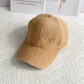Detalle de la gorra de béisbol de forro polar camel con un corazón de diamantes imitación - Caqui