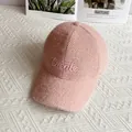 Dettaglio del berretto da baseball in ciniglia rosa con maglia morbida e ricamo di lettere - Adulto, Regolabile / Rosa