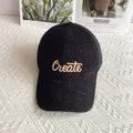 Dettaglio del berretto da baseball in ciniglia nera con ricamo Create e filato luccicante - Adulto, Regolabile / Nero