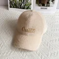 Vista dettagliata del berretto beige in ciniglia con ricamo dorato e trama calda - Adulto, Regolabile / Beige
