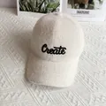 Dettaglio del cappello da baseball in ciniglia crema con ricamo nero della scritta Create - Adulto, Regolabile / Bianco
