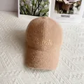 Dettaglio cappello baseball in ciniglia cammello con elegante ricamo della lettera Create - Adulto, Regolabile / Cachi