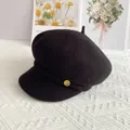 Vue détaillée d'une casquette de marin noire en laine avec un emblème en métal doré - L (56-60cm) / Noir