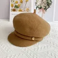 Détail de la casquette gavroche en laine camel avec bouton doré et sangle en tissu - L (56-60cm) / Kaki