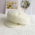 Détail du béret en laine crème avec bouton doré et texture de tissage épaisse et douce - L (56-60cm) / Crème