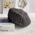 Dettaglio del berretto in tweed con trama intrecciata bianca e nera e bordo argento - M(56-58cm) / Nero