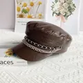 Dettaglio cappello in pelle PU marrone scuro con catene metalliche argentate decorative - M (56-58cm) / caffè