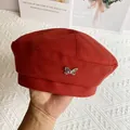 Detalle de boina de lana roja con sofisticada hebilla metálica de mariposa plateada - M (56-58cm) / Rojo