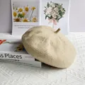 Detalle de boina de punto beige con lentejuelas sutiles en fondo de textura - M (56-58cm) / Beige Jaspeado