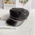 Dettaglio cappello da marinaio in pelle PU nera con doppia catena in metallo argento - M (56-58cm) / Nero