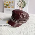 Dettaglio del berretto in pelle PU bordeaux con tripla catena in metallo argento - M (56-58cm) / Borgogna