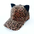 Dettaglio della trama leopardata in pelliccia sintetica e orecchie da gatto - L (56-60cm) / caffè