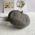 Primer plano de boina de punto de chenilla gris oscuro con detalles de lentejuelas - M (56-58cm) / Gris Mezcla