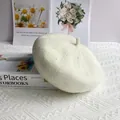 Detalle de la boina de punto de chenilla crema con lentejuelas sobre tela blanca - M (56-58cm) / Blanco Roto