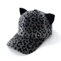 Dettaglio del cappello da baseball leopardato soffice con orecchie da gatta nere - L (56-60cm) / Grigio