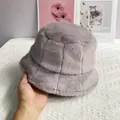 Detalle de gorro de pescador de piel sintética lila con textura suave y diseño de retazos - L / Gris