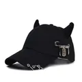 Dettaglio cappello punk nero con corna da diavolo e ciondolo a forma di lama di rasoio in metallo - L (56-60cm) / Nero (Spilla Chiave)
