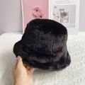 Detalle del sombrero de pescador de piel sintética negra con textura suave y afelpada - L / Negro