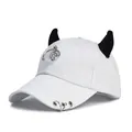 Dettaglio cappello bianco con corna da diavolo, ciondolo a stella e anelli stile punk - L (56-60cm) / Bianco (Semicerchio Stella)