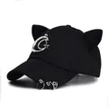 Dettaglio del berretto hip-hop nero con orecchie da gatto e ciondolo a luna d'argento - L (56-60cm) / Luna Nera