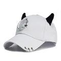 Dettaglio del cappellino da baseball in cotone bianco con corna e ciondoli argento - L (56-60cm) / Luna Bianca