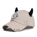 Dettaglio dei ciondoli a luna e stella argentati sul cappellino da baseball kaki - L (56-60cm) / Luna Beige