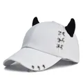Dettaglio cappello bianco stile hip-hop con corna nere e anelli in metallo argento - L (56-60cm) / Bianco (Tridente)