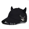 Dettaglio cappello punk nero con corna 3D e ciondolo a cuore sulla visiera - L (56-60cm) / Spilla da Balia Cuore Nero