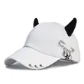 Berretto da baseball bianco con corna da diavolo, anelli metallici e ciondoli punk - L (56-60cm) / Spilla da Balia Cuore Bianco