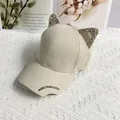 Detail der beigen Punk-Baseballkappe mit 3D-Katzenohren und silbernen Metallnieten auf Stoff - Erwachsene, Verstellbar / Katzenohr-Nieten-Stil / Beige