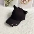 Detail der schwarzen Punk-Baseballkappe mit Katzenohren, Silbernieten und Stickerei - Erwachsene, Verstellbar / Katzenohr-Nieten-Stil / Schwarz