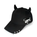 Dettaglio del cappellino nero con corna di diavolo, anelli metallici e ciondoli a spilla - L (56-60cm) / Spilla da Balia Aereo Nero