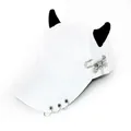 Dettaglio cappello bianco con corna da demone nere e anelli metallici argento decorativi - L (56-60cm) / Spilla da Balia Aereo Bianco