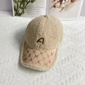 Nahaufnahme der beigen Sherpa-Kappe mit besticktem Buchstaben A und Sternenverzierung - Erwachsenengröße (Verstellbar) / Beige