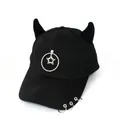 Dettaglio cappello nero con corna da diavolo in peluche e ciondoli in metallo argento - L (56-60cm) / Nero (Anello Stella)