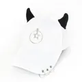 Dettaglio cappello bianco con corna da diavolo e pendenti a stella in argento lucido - L (56-60cm) / Bianco (Anello Stella)