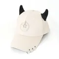 Dettaglio del cappello beige con corna di demone nere e ciondolo a stella in argento - L (56-60cm) / Beige (Anello Stella)