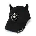 Dettaglio cappello punk nero con corna da demone e stemma in metallo con teschio - L (56-60cm) / Nero (Anello Teschio)
