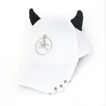 Dettaglio del cappello hip hop bianco con corna da diavolo, anelli e ciondolo a teschio - L (56-60cm) / Bianco (Anello Teschio)