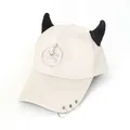 Dettaglio del cappello hip-hop beige con corna da diavolo e ciondolo a teschio silver - L (56-60cm) / Beige (Anello Teschio)