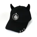Dettaglio cappello da baseball nero in cotone con corna, ciondolo smiley e anelli visiera - L (56-60cm) / Nero (Anello Sorriso)