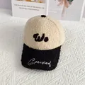 Detalle de gorra de béisbol en lana de cordero bicolor con bordado W y texto suave - Talla Adulto (Ajustable) / Negro