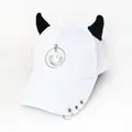 Dettaglio cappello punk bianco con corna da diavolo nere e pendente smiley in metallo argento - L (56-60cm) / Bianco (Anello Sorriso)
