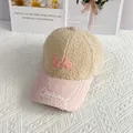 Detalle de gorra de béisbol beige y rosa con bordado W y textura suave de lana de cordero - Talla Adulto (Ajustable) / Rosa