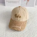 Detalle de gorra de béisbol de sherpa bicolor con bordado Wo en color marrón - Talla Adulto (Ajustable) / Caqui