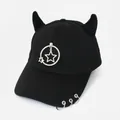 Dettaglio cappello punk nero con corna da diavolo e ciondoli a stella argento - L (56-60cm) / Nero (Anello Doppie Stelle)