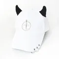 Dettaglio cappello bianco con corna da diavolo, pendente aereo e anelli metallici sulla visiera - L (56-60cm) / Anello Aereo Bianco