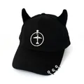 Dettaglio cappello da baseball nero con corna da diavolo, ciondolo aereo e anelli in metallo - L (56-60cm) / Anello Aereo Nero