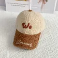 Detalle de gorra de béisbol de borreguillo con bordado We y visera marrón en contraste - Talla Adulto (Ajustable) / Marrón