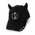 Dettaglio del cappello nero con corna di demone, anelli d'argento e ciondolo Torre Eiffel - L (56-60cm) / Nero (Anello Torre)